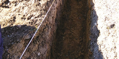 <p>Pour la réalisation des fondations, à l’emplacement des piliers, creusez un trou de 10cm plus large que la largeur d’un élément de pilier et d’une profondeur de 60cm minimum.</p>
