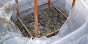 <p>Remplissez les éléments de piliers d’un béton respectant les proportions suivantes :<br />
à partir d’un seau de 10 L, prévoyez :</p>
<ul>
<li>7 L d’eau.</li>
<li>5 seaux de graviers.</li>
<li>1 seau et demi de ciment.</li>
<li>3 seaux et demi de sable à maçonner.</li>
</ul>
<p>En cas de salissures dues au béton sur le pilier de portail, nettoyez immédiatement à l’aide d’une éponge et d’eau claire.</p>
