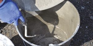 <p>Une fois le dernier élément de pilier posé, remplissez-le de béton et égalisez la surface en conservant un retrait d’un demi centimètre pour le double encollage de barbotine (mélangez de l’eau et du ciment jusqu’à obtention d’une pâte).</p>
