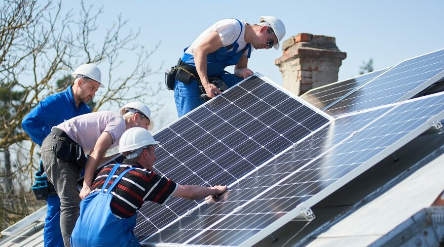 Eco-construction : quelle énergie renouvelable choisir pour la toiture d'un bâtiment ?