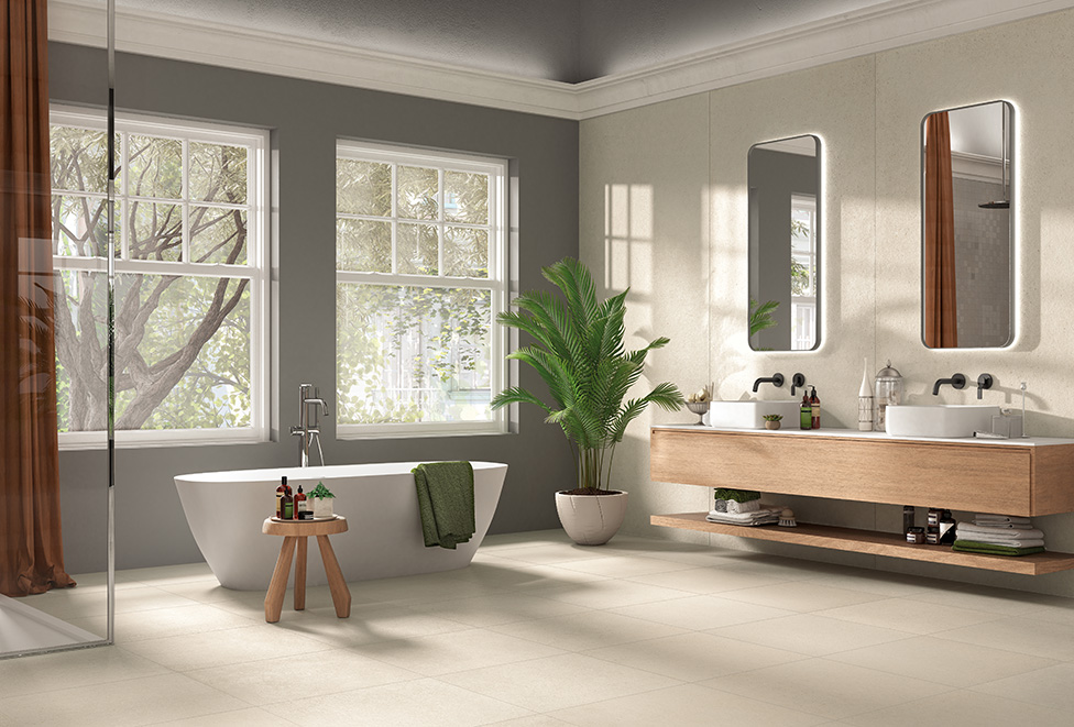 Une salle de bain style moderne spacieuse et moderne, avec un carrelage Context de chez PANARIA qui reflète toute la lumière naturelle. 