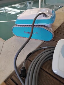 Le robot nettoyeur LADYBOT en vente chez BigMat Camozzi est, ici, pris en photo au bord de la piscine intérieure chez BigMat Camozzi à Auch.