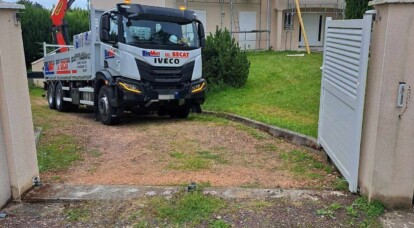 Mise à disposition pour déchargement de tuiles sur le toit sur le secteur de Vichy effectué par Florent de notre #BigTeam située à Neuvy !
