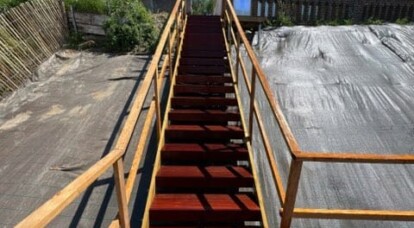 Découvrez cette magnifique passerelle en bois exotique Massaranduba avec vue sur la mer.