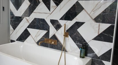 Découvrez cette magnifique réalisation d&rsquo;une salle de bain en carrelage effet marbre par l&rsquo;un de nos talentueux clients. 