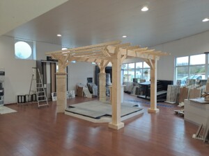Pergola en bois exposée à BigMat Duclos Gémozac 
