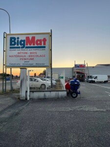Équipe BigMat Fleurance accueillant les clients sur le parc à matériaux dans le Gers