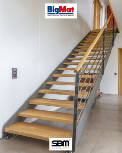Superbe-escalier-droit-mixte-bois-et-limons-en-metal-En-vente-chez-BigMat-Camozzi